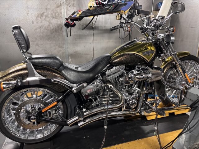 中古車チューニング風景