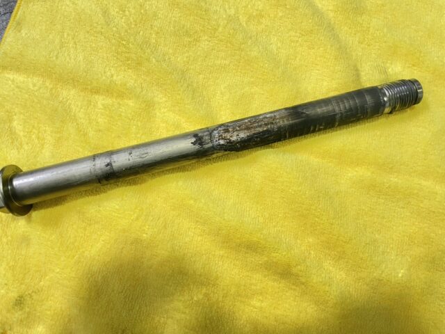 錆びたアクスルシャフト