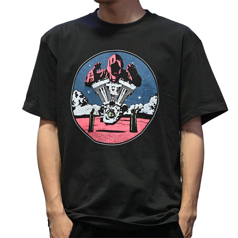 ナイン インダストリーズ×エブリデイ・ライフ・ウィズ・ファズ コラボ デザインTシャツ "Born With A Roar"