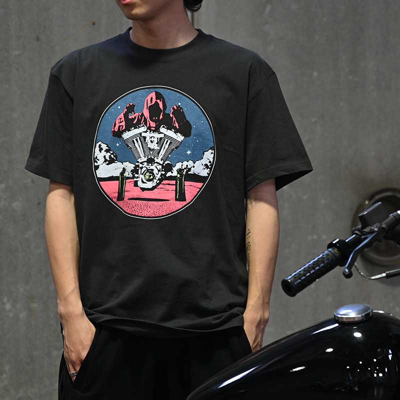 ナイン インダストリーズ×エブリデイ・ライフ・ウィズ・ファズ コラボ デザインTシャツ "Born With A Roar"