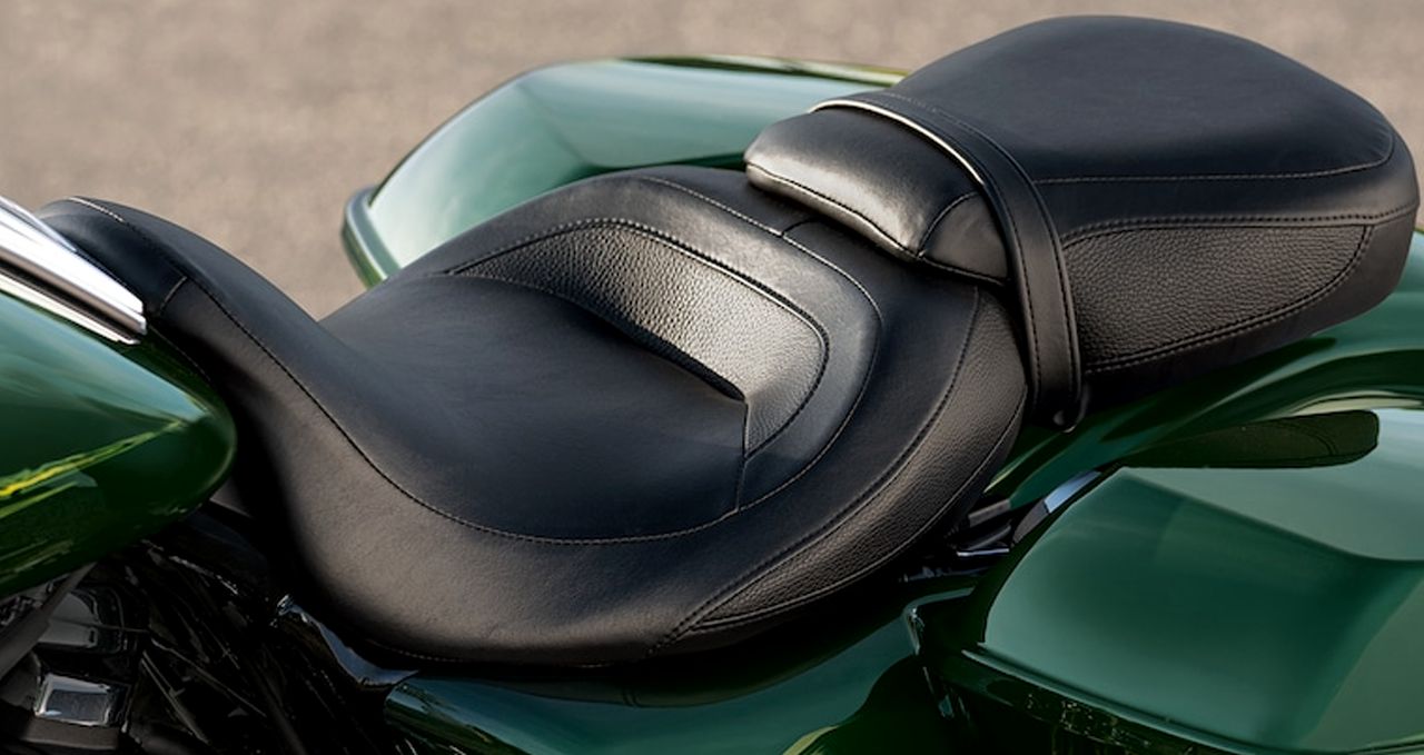 ハーレー純正 ロープロファイル ソロツーリングシート ブラック 【09年以降 ツーリング】 Harley Davidson Low-Profile  Solo Touring Seat Black for 09Later Touring / パインバレー