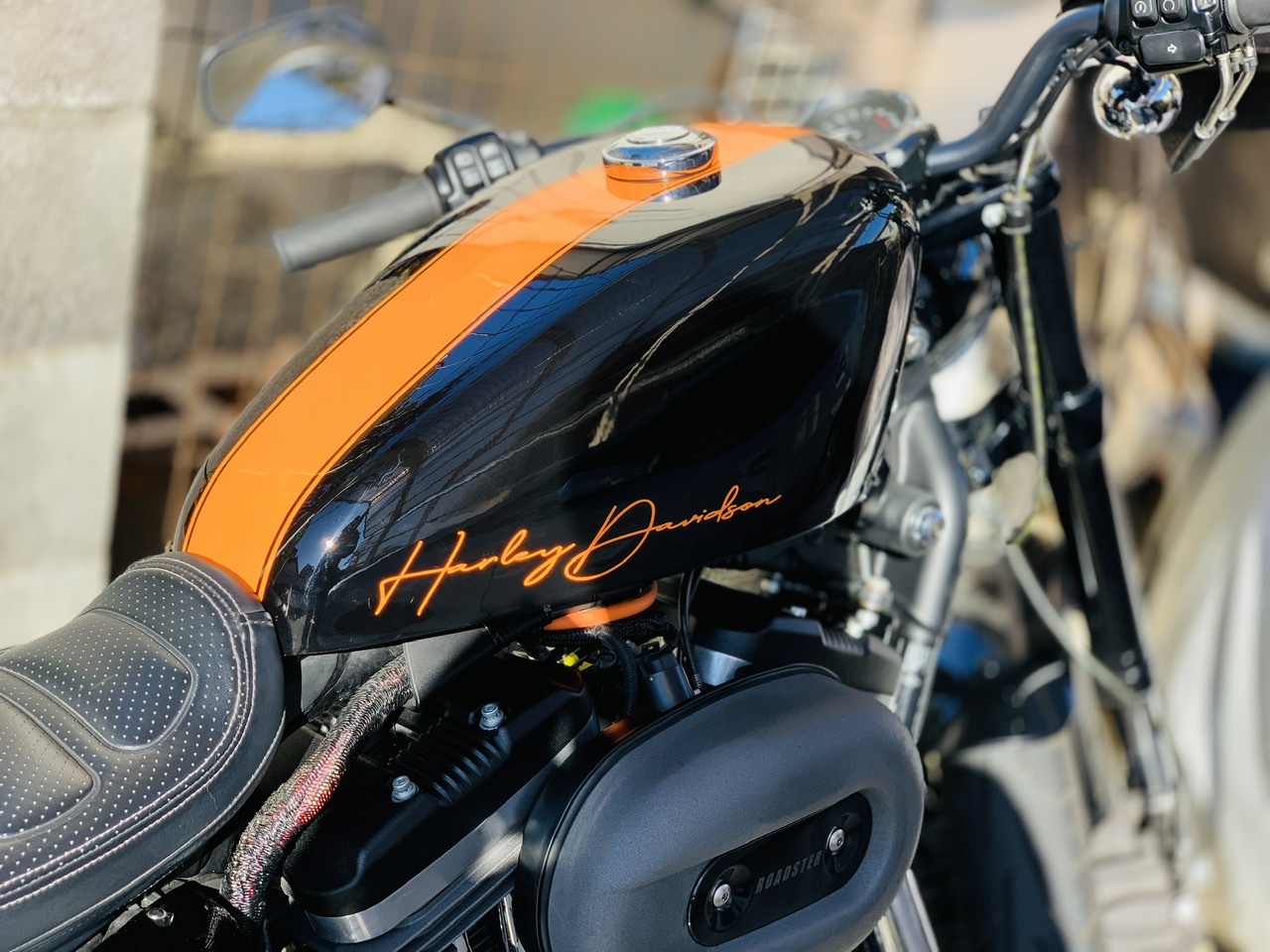 サイモンカスタムズ□タンクカバー オレンジライン グロス 【07年以降 XL883N / XL1200NS / XL1200N / XL1200CX用】 SIMON CUSTOMS Tank Cover Orange line Glossy Iron 883,1200,Nightster,Roadster / パインバレー サイモンカスタムズ□タンクカバー オレンジライン グロス 【07年以降 XL883N / XL1200NS / XL1200N / XL1200CX用】 SIMON CUSTOMS Tank Cover Orange line Glossy Iron 883,1200,Nightster,Roadster / パインバレー