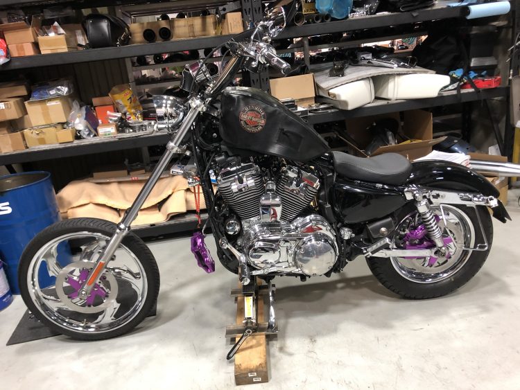 スポーツスターをロングフォークチョッパー風カスタム。キャリパーは