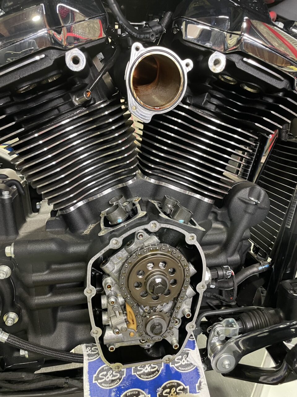 ブレイクアウト カム交換作業の様子