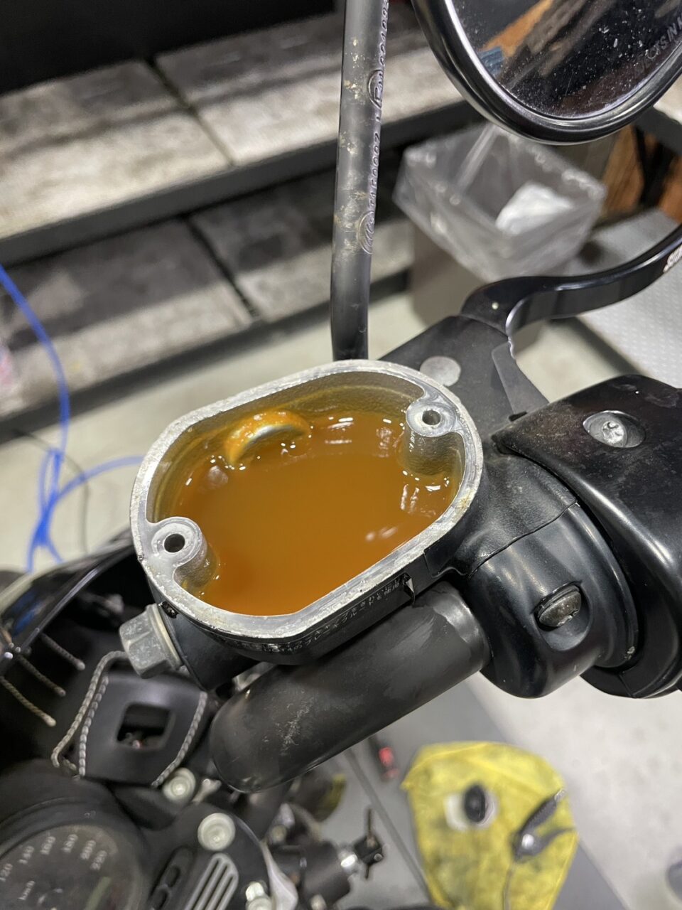 劣化したブレーキフルードの様子