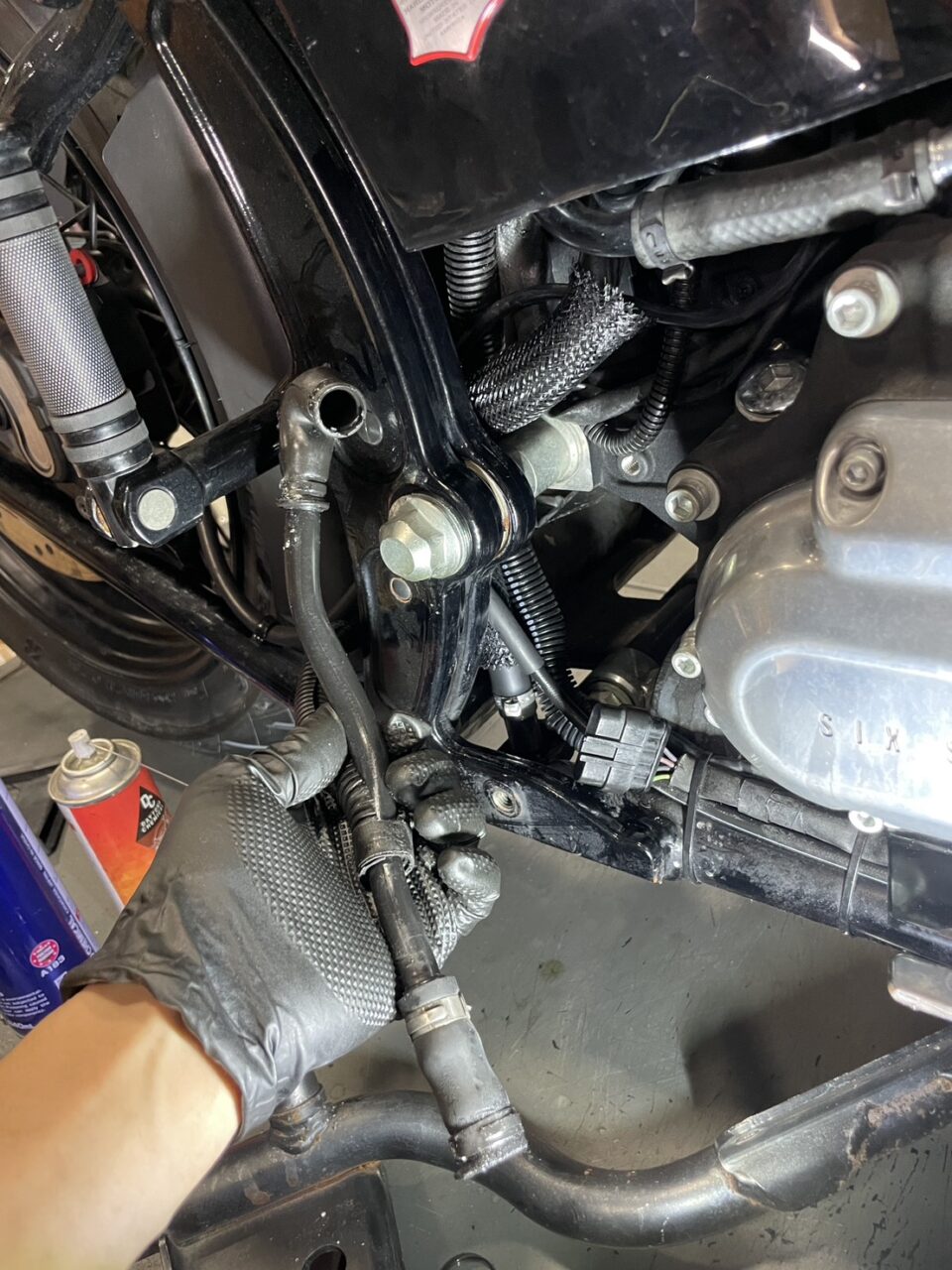 クロスボーンズ ドレンホース交換の様子