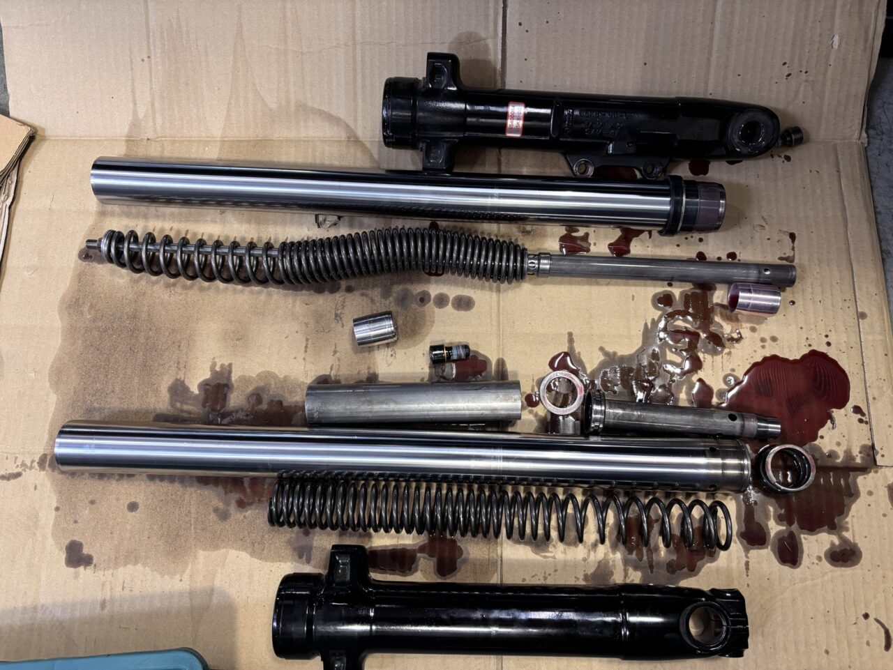 XL1200X 純正フロントフォークを外した様子