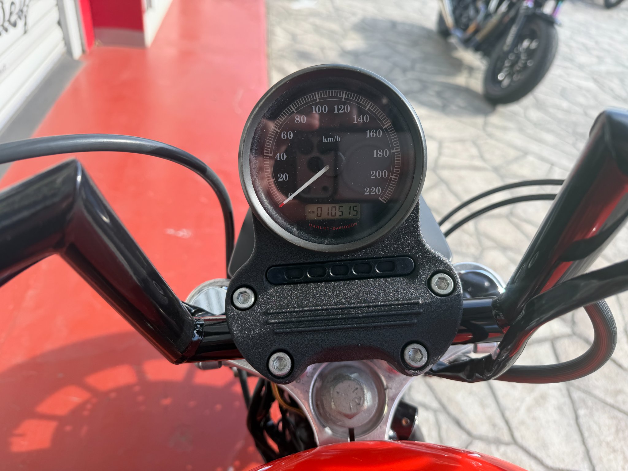 XL883R