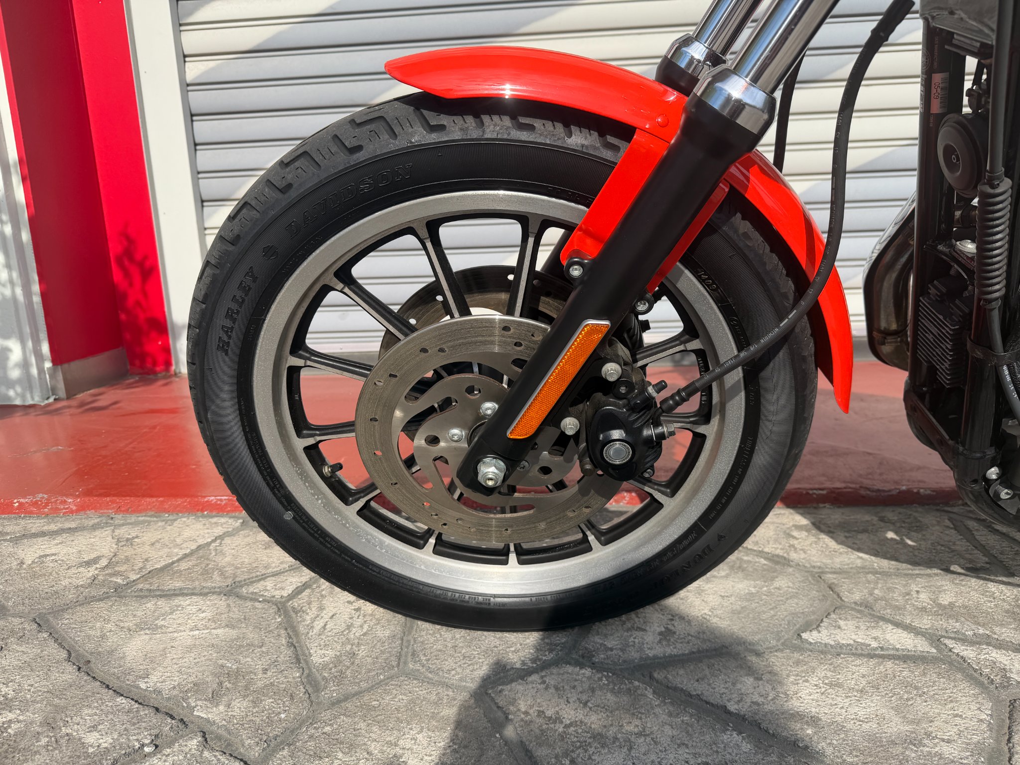 XL883R